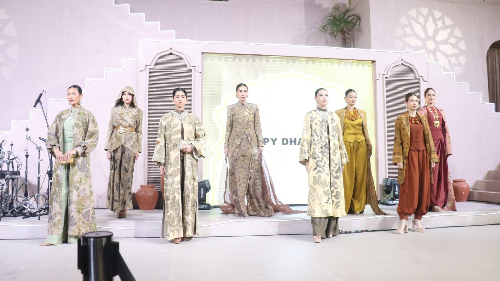 Koleksi Poppy Dharsono pada closing ceremony Ramadan Runway 2025 Kota Kasablanka