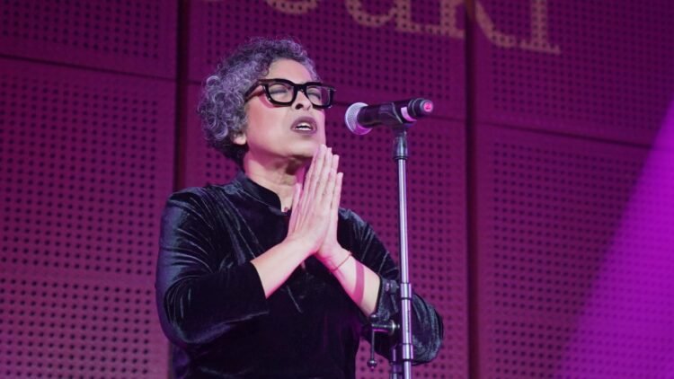 Ubiet Raseuki saat melantunkan lagu berjudul Mata Timur. (Galeri Indonesia Kaya)