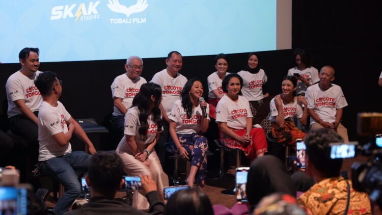 Asri Welas dan para cast Cocote Tonggo saat konferensi pers. (Cocote Tonggo)