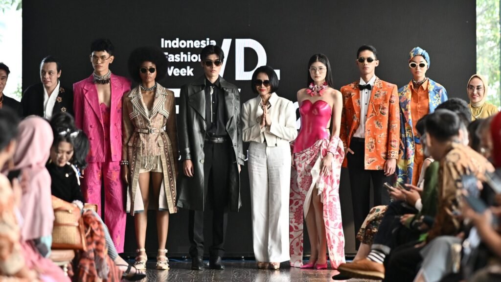 Poppy Dharsono selaku Ketua Umum APPMI dan Presiden Indonesia Fashion Week diapit keenam Icon IFW 2025. (IFW)