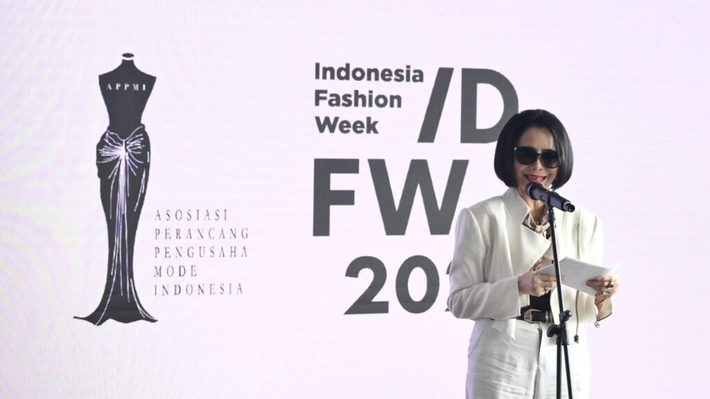 Poppy Dharsono selaku Ketua Umum APPMI dan Presiden Indonesia Fashion Week memberikan sambutan pada peluncuran resmi kampanye Ronakultura IFW 2025. (IFW)