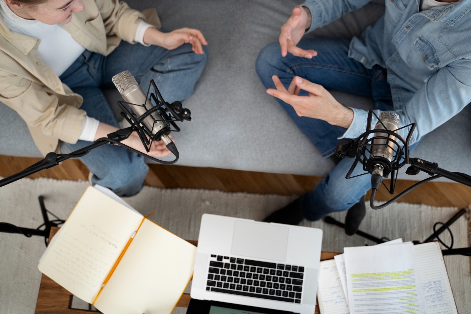 Podcast video memberikan pengalaman lebih mendalam bagi audiens. (Foto: Freepik)