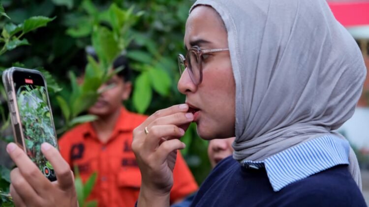 Salah seorang pengunjung sedang mencicip buah ajaib. (Foto: Biro Komunikasi Kementrian Pariwisata)