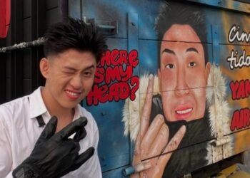 Muka RIch Brian terpampang di bokong truk untuk menandai perilisan album perdananya