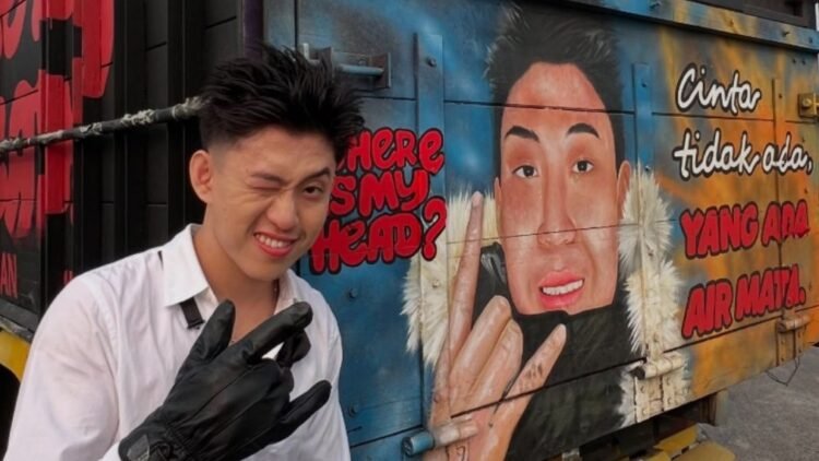 Muka RIch Brian terpampang di bokong truk untuk menandai perilisan album perdananya