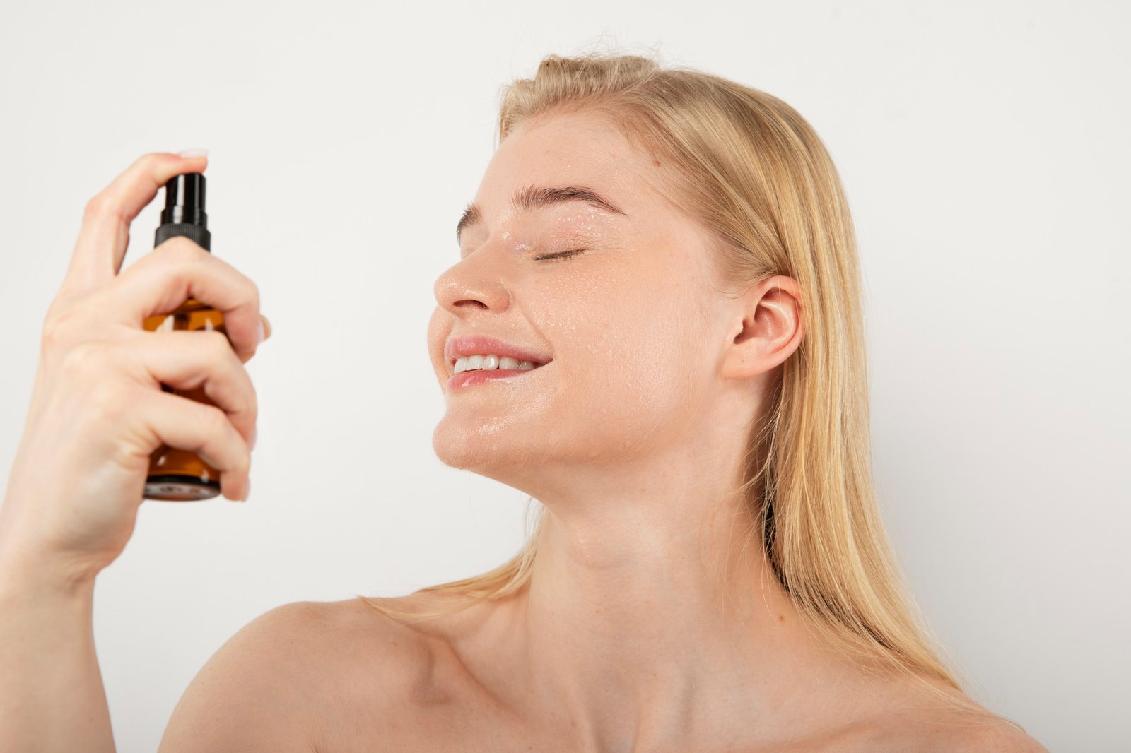 Setting spray berfungsi sebagai pengunci make up. (Fotto: Freepik)