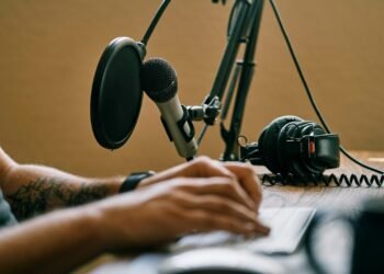 Sudah saatnya para kreator mengubah format ketika konsumsi video podcast melonjak. (Foto: Unsplash/KIT)