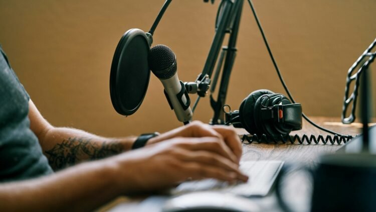 Sudah saatnya para kreator mengubah format ketika konsumsi video podcast melonjak. (Foto: Unsplash/KIT)