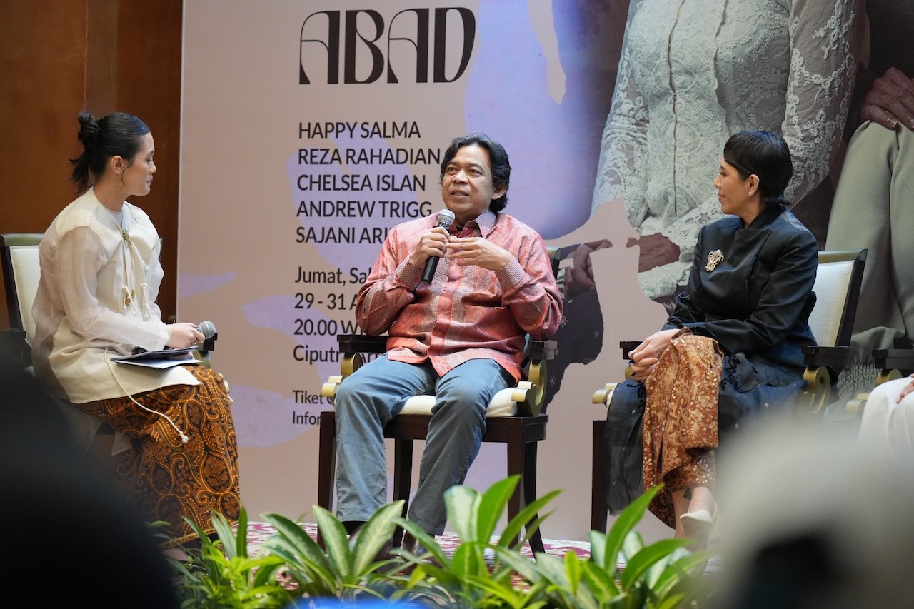 Wawan Sofwan, Sutrdara & Penulis Naskah Bunga Penutup Abad, menjelaskan tentang kebaruan pementasan