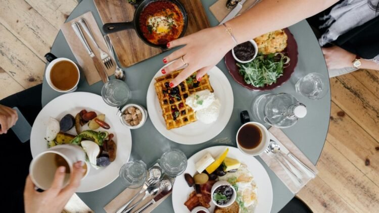 Ternyata laki-laki justru enggak gampang kena FOMO. (Foto: Unsplash/Ali Inay)