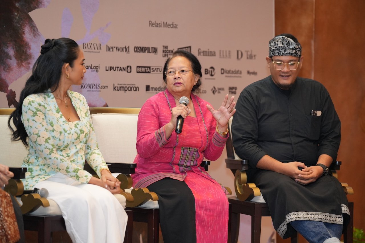 Astuti Ananta Toer, Putri Pramodeya, berada di tengah sedang memaparkan program Seabad Pramodya.